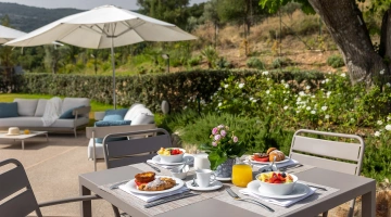 Table dressée pour le petit-déjeuner en plein air
