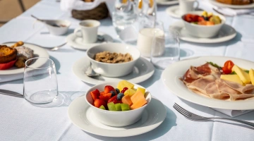 Détail du petit-déjeuner en plein air