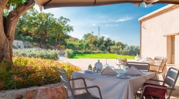 Table dressée à l'extérieur