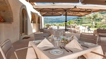 Espace repas extérieur avec tables dressées