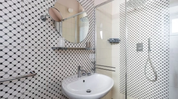 Salle de bain avec cabine de douche