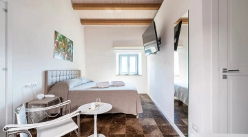 Chambre avec lit double et télévision