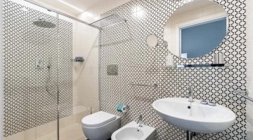 Salle de bain d'une chambre avec cabine de douche