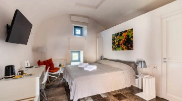 Chambre avec lit double et télévision