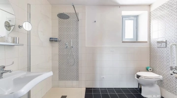 Salle de bain d'une chambre avec cabine de douche