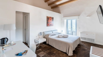 Pièce avec poutres apparentes et bouilloire