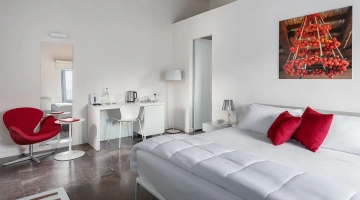 Chambre avec lit double et fauteuil