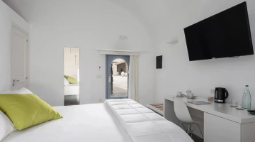 Bureau et télévision dans une seule pièce