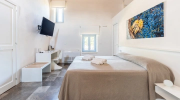 Chambre avec lit double et ensemble de serviettes