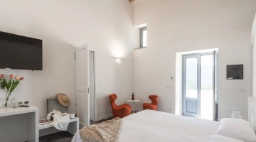 Pièce avec fauteuils et table basse