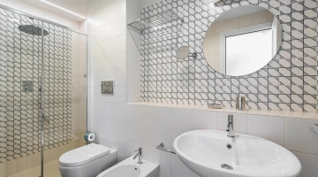 Salle de bain avec cabine de douche