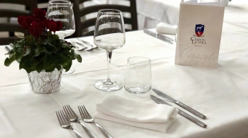 Tavola apparecchiata al ristorante