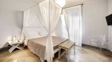 Camera con letto a baldacchino