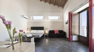 Camera con divano e scrivania