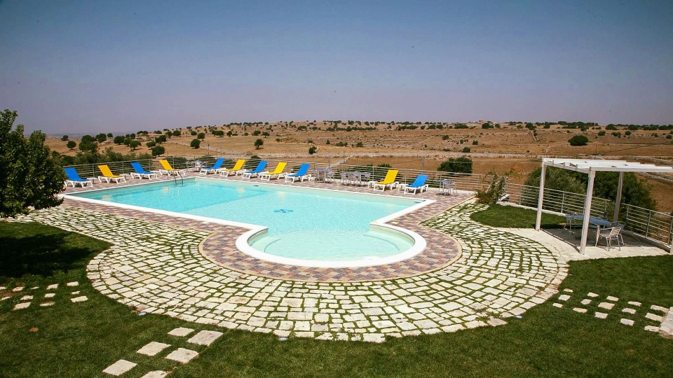 Piscina esterna con vista sulla campagna