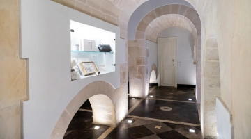 Couloir intérieur avec des éléments d'origine du bâtiment