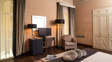 Bureau et télévision par satellite