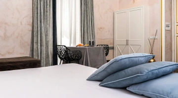 Petite table avec petit-déjeuner dans la chambre