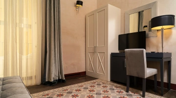 Armoire et télévision dans la chambre