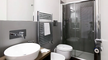 Salle de bain avec cabine de douche