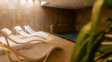 Centre de bien-être avec piscine et chaises longues