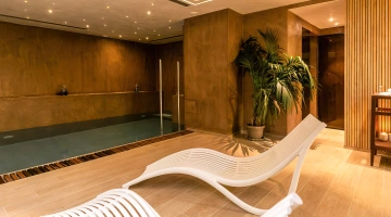 chaises longues au bord de la piscine