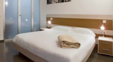 Camera con armadio e letto matrimoniale