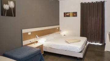 Camera con letto matrimoniale