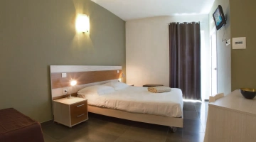 Stanza con balconcino e TV