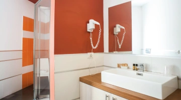 Bagno con box doccia e phon