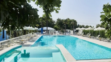 Piscina con area solarium