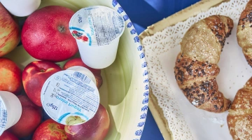 Frutta fresca, yogurt e brioches a colazione