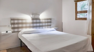 Camera con letto matrimoniale in bungalow