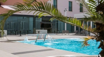 Piscine avec chaises et tables d'extérieur