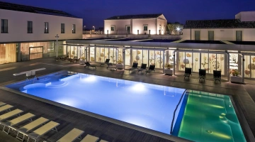 Vue de la piscine en soirée