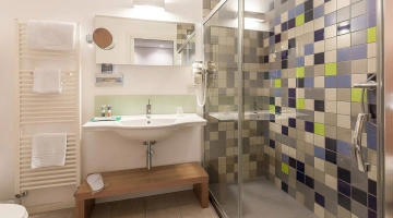 Salle de bain avec cabine de douche