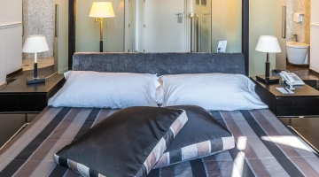 Lit double dans une chambre