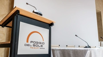 Détail du mobilier d'une salle de conférence