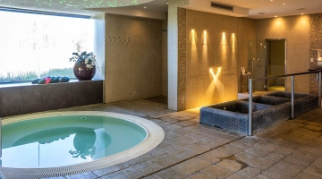 Spa avec hydromassage et parcours Kneipp