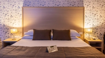 Letto matrimoniale in una camera