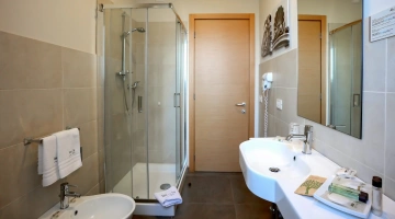 Bagno con box doccia e phon