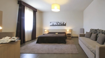 Camera matrimoniale con divano