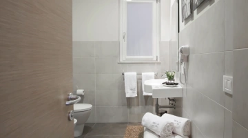 Bagno con phon e set asciugamani