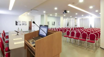 Podio oratori in sala congressi