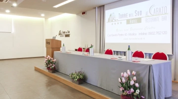 Tavolo dei relatori in sala congressi