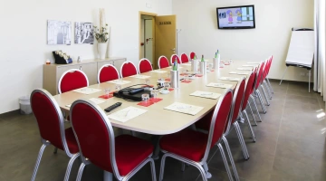 Tavolo e sedie in sala meeting