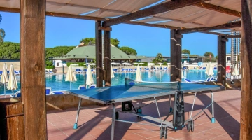 Tavolo da ping pong a bordo vasca