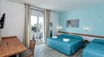 Camera con tre letti e balcone