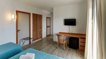 TV e scrivania in camera