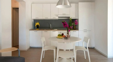 Cucina con tavolo da pranzo